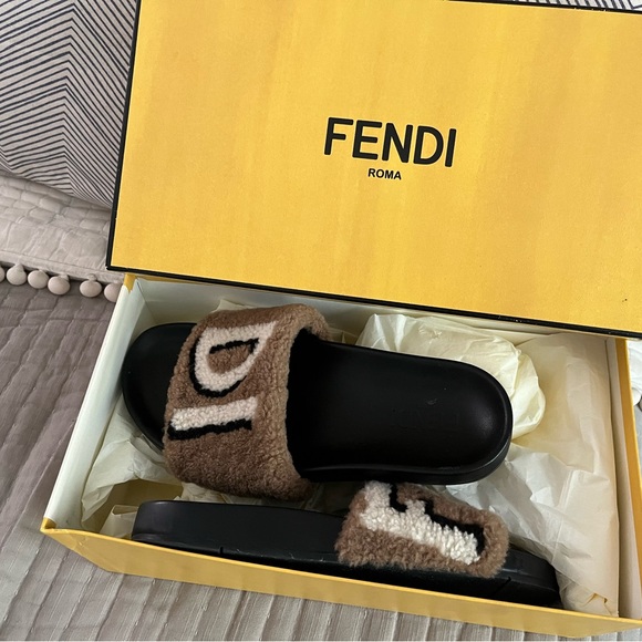 Fendi shearling slides men 7 Woman 10 - Picture 11 of 11